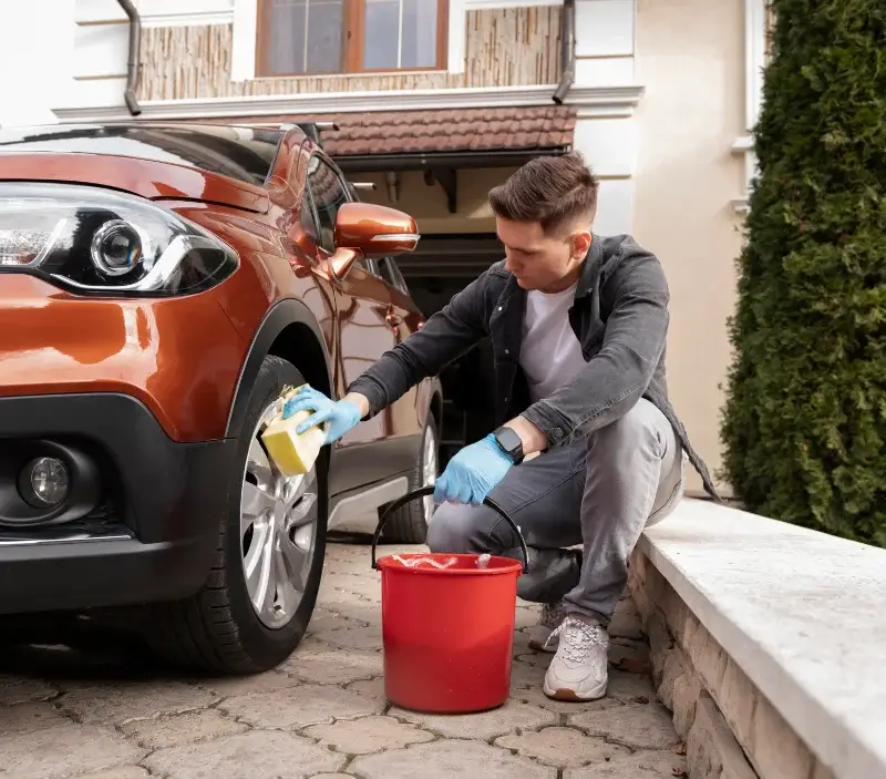 Lavage auto à domicile Saint-Porquier : professionnel intervenant sur un véhicule